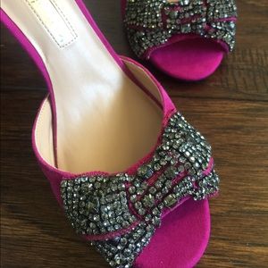 Audrey Brooke Brooch Pumps